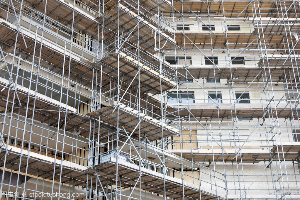 脚手架上建筑工地的新公寓楼