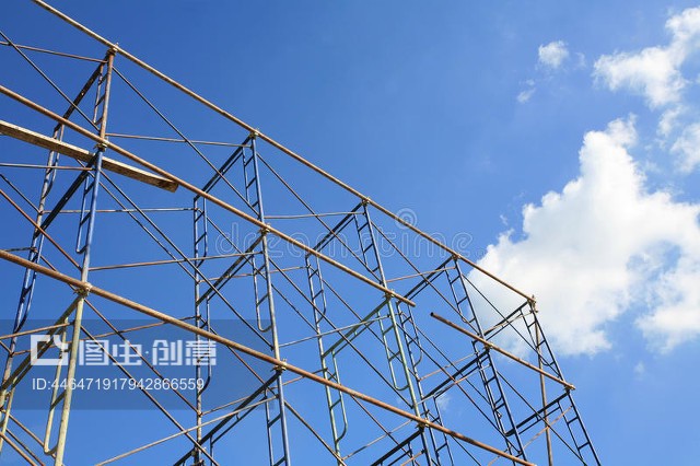 蓝天下的隔离金属脚手架Isolated metal scaffold against blue sky